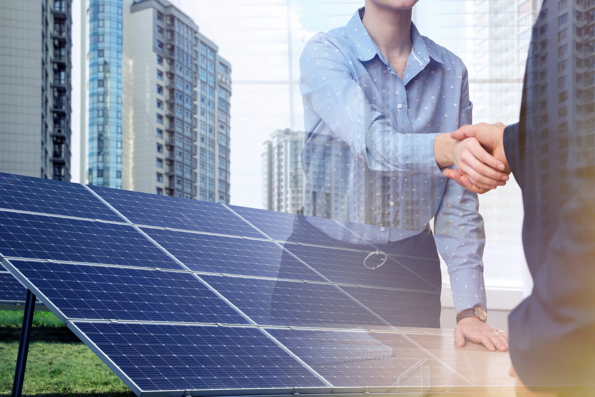 Paneles solares al lado de edificios